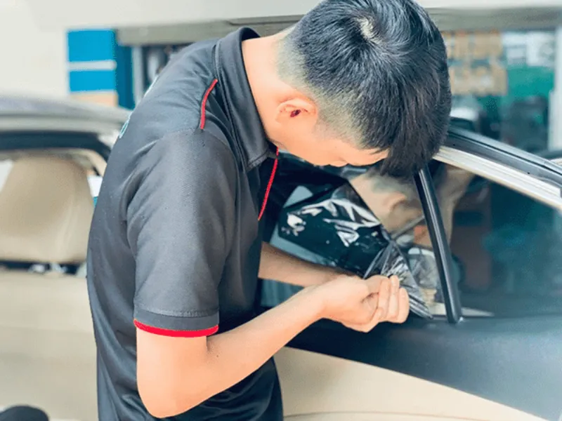 Khi nào cần lột phim cách nhiệt ô tô?