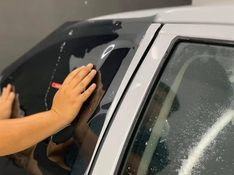 Hướng dẫn dán phim cách nhiệt ô tô nhanh chóng và hiệu quả